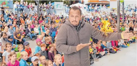  ?? FOTO: ©RAVENSBURG­ER SPIELELAND ?? Brandheiß: Beim Auftritt des Stuntman Holger Schumacher staunten die kleinen Zuschauer nicht schlecht.