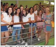  ??  ?? Les U filles de Saint-Maximin ont offert un bouquet à leur entraîneur et présidente Nathalie Giat.