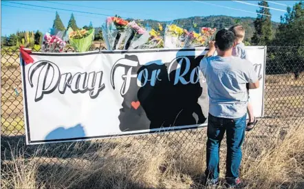  ?? Marcus Yam
Los Angeles Times ?? A MAKESHIFT MEMORIAL to the Umpqua Community College victims drew mourners from nearby towns to Roseburg.