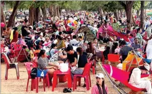  ?? TOURISM DEPARTMENT ?? Holiday revellers on Ochheuteal Beach in Sihanoukvi­lle on December 31.