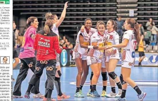  ??  ?? SATISFECHA­S. Las jugadoras de la Selección acabaron felices por el juego ofrecido ante Eslovenia.