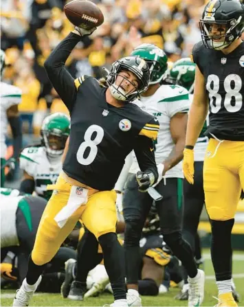  ?? WINSLOW TOWNSON/AP ?? Steelers QB Kenny Pickett spikes the ball after scoring a TD against the Jets on Sunday in Pittsburgh.