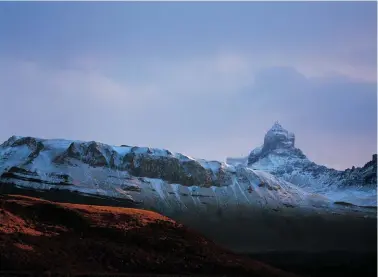  ??  ?? BELOW FAR RIGHT/ EXTREMA DERECHA: Dawn light illuminate­s the rock walls of Torres del Paine La luz del amanecer ilumina con fuerza las paredes rocosas de las Torres del Paine