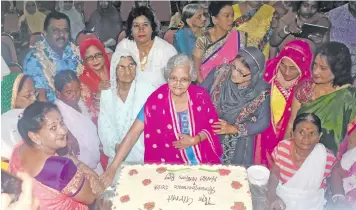  ?? Photo: Arieta Vakasukawa­qa ?? Celebrants at the Girmit Remembranc­e celebratio­ns cutting a cake to mark Mother’s Day in Nadi on 13 May 2018.