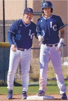  ?? GREG SORBER/JOURNAL ?? La Cueva coach Gerard Pineda, left, and Richard Ware await Oñate in the first round of the 6A state tournament.