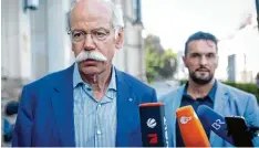  ?? Foto: Kay Nietfeld, dpa ?? In Erklärungs­not: Daimler Chef Dieter Zetsche nach seinem Gespräch bei Verkehrs minister Andreas Scheuer.