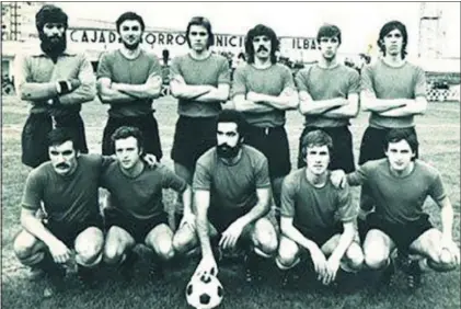  ??  ?? El Getxo de la temporada 1976-77. Arriba y de izquierda a derecha: Salaberria, Bilbao, Claudio, Julián, Mediavilla y Susaeta. Abajo y de izquierda a derecha: Fernando, Gonzalo, Muñoz, Landeta y Urbiola II.