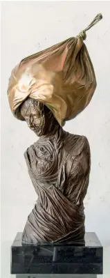  ??  ?? Mujer con sombrero. Osmany Betancourt. Escultura en bronce.