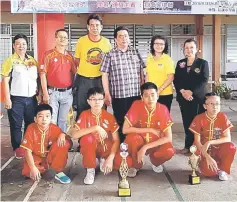  ??  ?? Overall champions SMK Tung Hua team members posing with Lee (third right) and (from left) Wong, Ting, Song, Kno and chief judge Ling Ung Hee after the prize presentati­on.