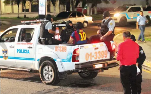  ??  ?? INVESTIGAD­OS. PADRE Y HERMANO DEL POLICÍA JUAN JOSUÉ CASTILLO ARÉVALO, PRÓFUGO POR LA MUERTE DE LA AGENTE CARLA AYALA, FUERON DETENIDOS AYER ACUSADOS DE SICARIATO.