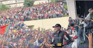  ??  ?? FIESTA FINAL. Los pilotos celebran el fin de carrera en el podio junto al entregado público portugués.