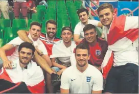  ?? FOTO: TWITTER ?? Harry Maguire acudió al Euro-2016 con unos amigos para alentar a los ‘pross’