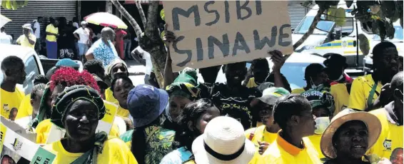  ?? > Photos: Bridget Mpande ?? ‘Sinawe: We are with you’. Crowds gathered in their numbers in support of the former MEC.