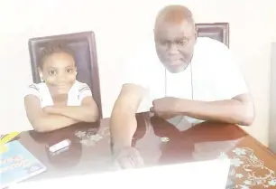  ??  ?? Sani Muhammad Dutsinma takes his eight year old daughter through the online schooling process.