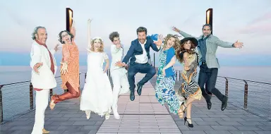  ??  ?? In scena Il cast del musical «Mamma mia!», a dieci anni dal film con Meryl Streep