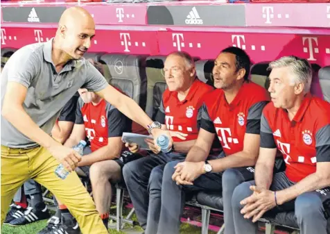  ?? Foto: Sven Hoppe, dpa ?? Pep Guardiola schaut am Mittwoch vor dem Testspiel mit Manchester City auch an der Bank des FC Bayern vorbei. Sein Ziel ist der neue Münchner Trainer Carlo Ancelotti (ganz rechts).