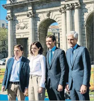  ?? PP/EP ?? Almeida y Ayuso, candidatos del PP en Madrid, ayer con Casado y Suárez