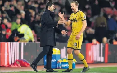  ??  ?? CONFIANZA. El libro de Balagué revela la gran relación que han establecid­o Pochettino y Harry Kane.