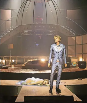  ?? FOTO: LUCIE JANSCH ?? Lieke Hoppe und Hauptdarst­eller Hans Petter Melø Dahl im David-Bowie-Musical „Lazarus“