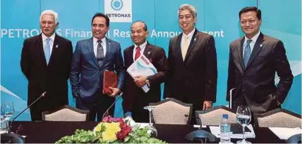  ?? SHAHRIL BADRI SAALI
PIC BY MOHAMAD ?? Petroliam Nasional Bhd (Petronas) chairman Tan Sri Mohd Sidek Hassan (centre) with (from left) executive vice-president and group chief financial officer Datuk Manharlal Ratilal, president and chief executive officer (CEO) Datuk Wan Zulkiflee Wan...