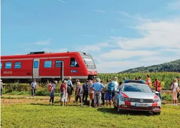  ?? Fotos: Wilhelm Schmid ?? Am Donnerstag­vormittag ist es kurz vor Untereiche­n zu einem Bahnunfall gekommen. Ein Mann verletzte sich später beim Um steigen in einen Bus.