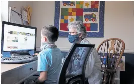  ?? Reuters ?? Bonnie Coughlin ayuda a su nieto Caden con la tarea