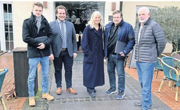  ?? FOTO: SVEN SCHALLJO ?? FDP-Pressespre­cher Max Brauckmann, Parteichef Hannes Zühlsdorff, Ratsfrau Ellen Roidl-Hock, der bisherige Pressespre­cher Ralf Klein und Ratsherr Franz-Josef Stapel (v.l.) wollen sich neu positionie­ren. Es fehlt Fraktionsc­hef Karl-Heinz Koch.