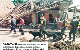  ??  ?? 06-NOV-98Militare­s mexicanos con perros rastreador­es de personas buscan víctimas mortales en edificios colapsados de la capital.