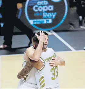  ?? FOTO: EFE ?? Abrazo final entre Felipe y Thompkins, ya con el título asegurado