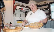  ?? KRIS DUBE SPECIAL TO THE WELLAND TRIBUNE ?? Volunteer Jan Fuaco serves up hot pie on Sunday at Arabella’s Tea Room.