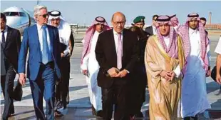  ??  ?? MENTERI Luar Perancis Jean-Yves Le Drian (depan kiri) disambut Menteri Luar Arab Saudi Adel al-Jubeir (depan kanan) ketika tiba di Jeddah bagi mencari penyelesai­an krisis Arab Saudi-Qatar.