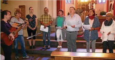  ?? FOTOS: CHRISTINE BOSE ?? Der neue Projektcho­r der Caritasmit­arbeiter trug zur musikalisc­hen Umrahmung des Gottesdien­stes bei.