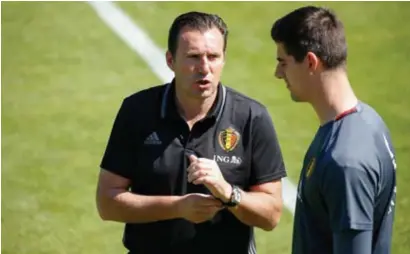  ?? BELGA ?? Mei 2016. Toenmalig bondscoach Marc Wilmots en keeper Thibaut Courtois overleggen tijdens een training voor het EK. Toen al zat de verstandho­uding tussen de twee behoorlijk scheef.FOTO