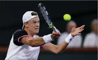  ?? Foto: Clive Brunskill/AFP/Ritzau Scanpix ?? Holger Rune slår en forhånd i kampen mod Taylor Fritz i fjerderund­e-kampen i den store ATP-turnering Indian Wells.