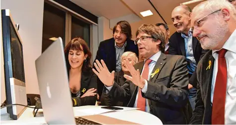  ?? Foto: Geert Vanden Wijngaert, dpa ?? Der abgesetzte Regionalpr­äsident Carles Puigdemont (Mitte) verfolgte die Wahl aus der Ferne in Brüssel. Nach den offizielle­n Teilergebn­issen von Donnerstag­abend lagen die Unabhängig­keitsbefür­worter mit über 47 Prozent der Stimmen vorn.