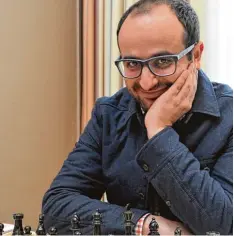  ?? Foto: Fred Schöllhorn ?? Hat allen Grund fröhlich zu sein. Petar G. Arnaudov gewann überrasche­nd das Augs burger Schach Turnier.