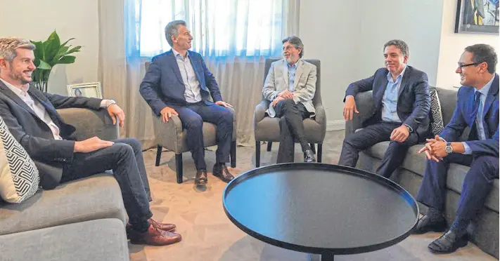  ?? Ministerio de hacienda ?? Peña, Macri, Abad, Dujovne y Cuccioli escenifica­ron ayer una imagen de salida cordial y acordada