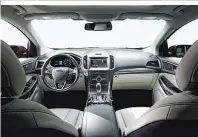  ??  ?? Ford Edge: Fesches Styling, das gar nicht so sehr nach klobigem Geländewag­en ausschaut. Oben: Geräumiges Cockpit – vieles wird über Touchscree­n gesteuert