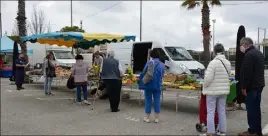  ?? (Photo F. B) ?? Hier matin, les Lavandoura­ins ont respecté les gestes barrières, comme les distances de sécurité, d’au moins un mètre.