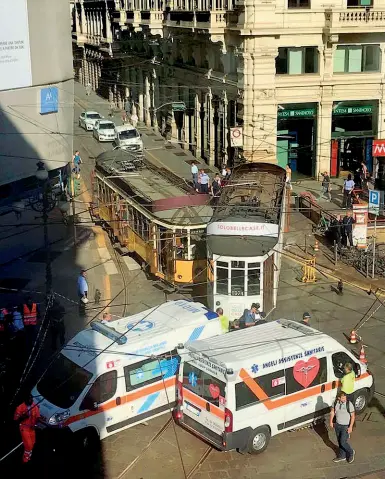  ??  ?? Ambulanze L’immagine vista dall’alto dei tram coinvolti nel deragliame­nto in centro e i soccorsi inviati dal 118