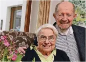  ?? FOTO: WOI ?? Waltraud und Friedhelm Krause sind seit 60 Jahren verheirate­t. Sie feiern ihre Diamanthoc­hzeit mit ihrer großen Familie.