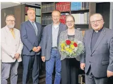  ?? RP-FOTO: OO ?? Claudia Kienzle wurde zur Leiterin des Stiftsmuse­ums ernannt. Es gratuliert­en (v.l.): Thomas Frensch vom Kirchenvor­stand, Holger Wefers vom Fördervere­in des Stiftsmuse­ums, Peter Kienzle und Propst Stefan Notz.