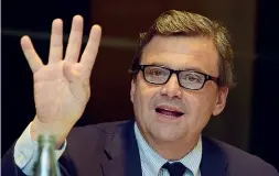  ??  ?? Esordio in Ferrari
Carlo Calenda, viceminist­ro dello sviluppo economico nei governi Letta e Renzi, è stato rappresent­ante permanente dell’Italia all’Ue 2016 e in seguito ministro dello sviluppo economico nei governi Renzi e Gentiloni. Uscito dal Pd, ha fondato «Siamo europei»