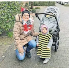  ?? FOTO: BROOK ?? Die kleine Lotta aus Gangelt war mit ihrer Oma aus Hermges zum jüngsten Karnevalsz­ug gekommen.