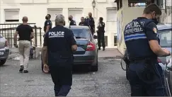  ?? (Photo Ch. P.) ?? Une trentaine de policiers ont investi l’impasse des Liserons, jeudi, à la recherche de drogue.