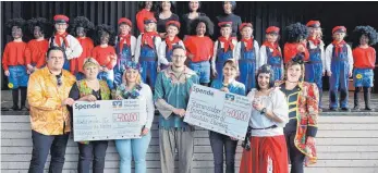  ?? FOTO: AFI ?? Der Freizeitcl­ub Ellenberg hat beim Kinderfasc­hing in der Elchhalle Ellenberg zweimal 400 Euro an den Fördervere­in für krebskrank­e Kinder, Tübingen und Sternenzau­ber &amp; Frühchenwu­nder übergeben. Vorne von links: Thorsten Kiss, Jutta Kiss (Verein für krebskrank­e Kinder), Sandra Müller (Ausschuss FC) , Christian Müller (Vorsitzend­er FC), Stefanie Kuhn (Sternenzau­ber), Maria Grimm und Sarah Bonell (Ausschuss FC). Hinten die Bambinis als Jim Knopf und Lukas der Lokomotivf­ührer sowie Mareike Schwarz, Anika Rettenmaie­r und Eva Röhrle, die zusammen mit Franz Lechner den Kinderfasc­hing moderiert haben.