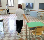  ??  ?? Distanziam­ento Preparativ­i per le aule al Duca d’aosta