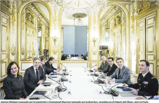  ?? Thomas Padilla / Efe ?? Antony Blinken (segundo por la izquierda) y Emmanuel Macron (segundo por la derecha), reunidos en el Palacio del Elíseo, ayer en París.