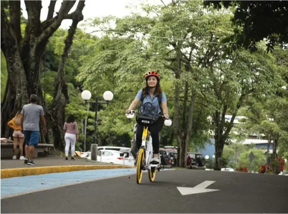  ?? OMNIBICIS ?? El servicio operará por medio de pago con tarjeta bancaria. Aunque habrá puntos de recarga. En la imagen, Fabiana Calderón.