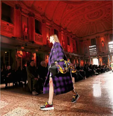  ??  ?? Models walking the Versace runway in sneakers, one of the major trends right now. — Photos: Agencies